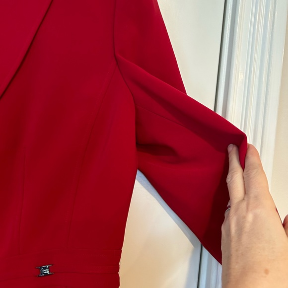 Tahari beautiful deep red women’s blazer jacket. flattering cut-style - size 8 - Picture 3 of 14